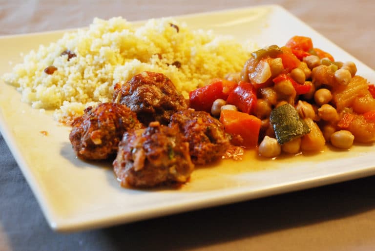Boulettes avec glaçage de mozzarella et couscous aux perles