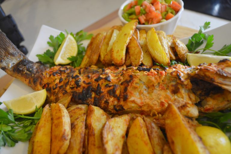 Poisson rôti grillé au parchemin aux tomates et aux olives
