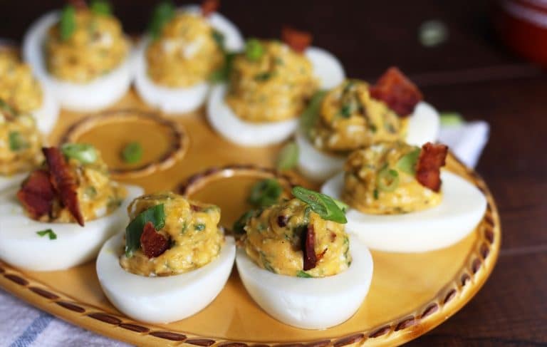 Œufs farcis de style thaïlandais au crabe et aux échalotes croustillantes