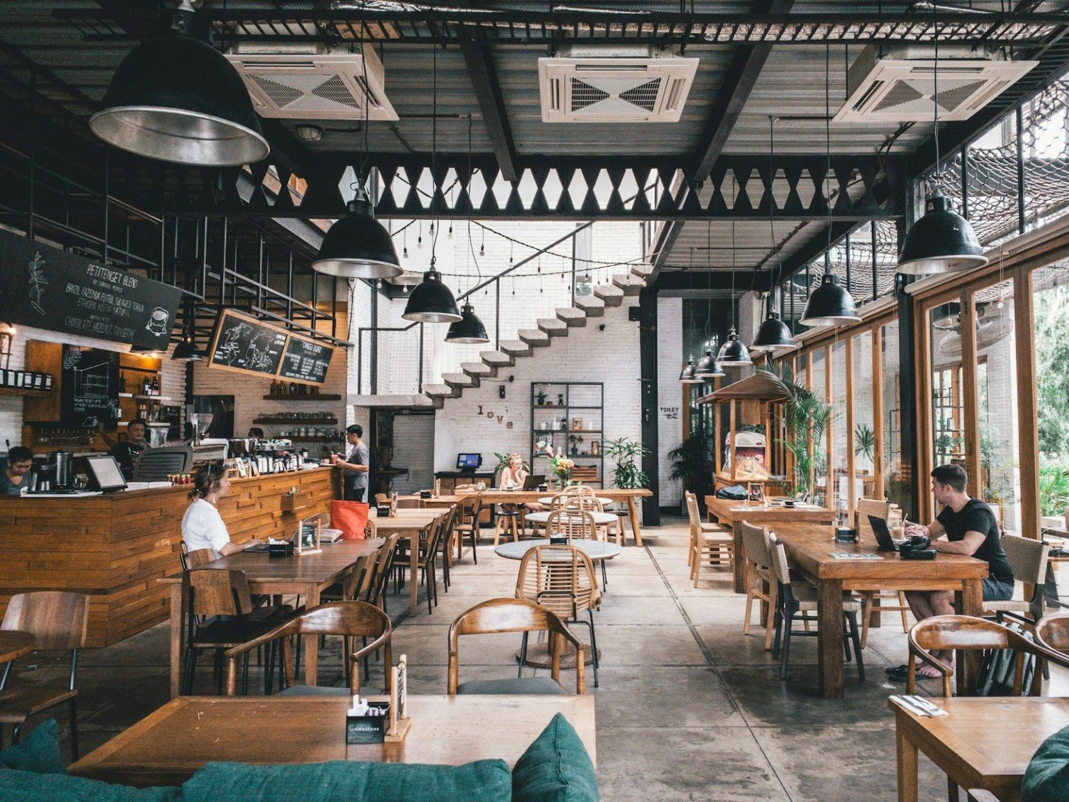Chaise de restaurant : quel matériau privilégier pour allier durabilité et style ? brown and gray concrete store