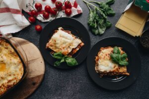 Une sauce mijotée au moins 1 heure à couvert avant le gratin au four